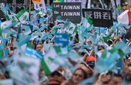 As China Rattles Its Sword, Taiwanese Push a Separate Identity