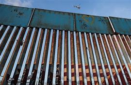 Mexico border wall: US states sue over emergency declaration