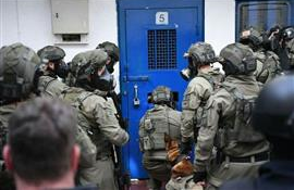 Palestine inmates banned from performing Friday prayers