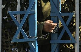 Palestinians vow hunger strikes if Israel worsens jail conditions